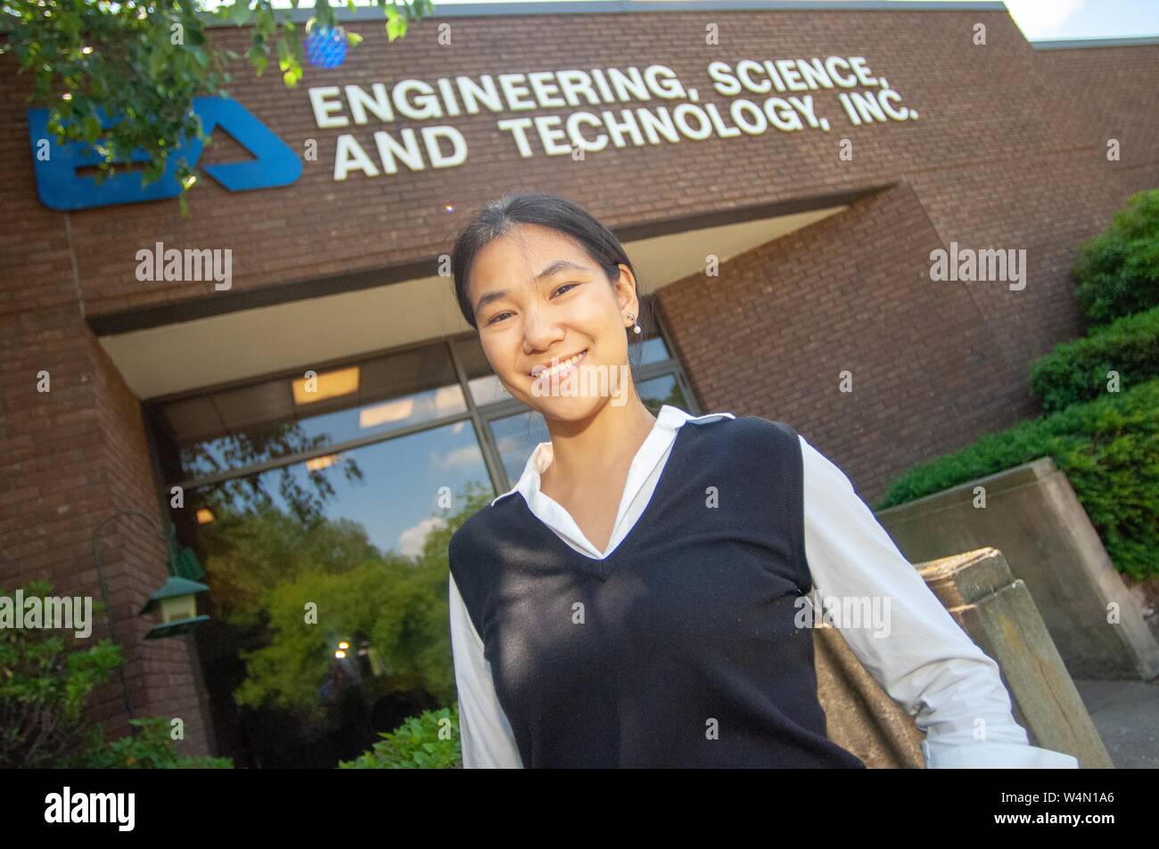 Faible angle close-up de Janine Yieh, un étudiant de l'Université Johns Hopkins, debout devant l'ingénierie de l'évaluation environnementale, de la science et de la technologie du bâtiment où elle internés, Maryland, le 6 juin 2007. À partir de la collection photographique de Homewood. () Banque D'Images