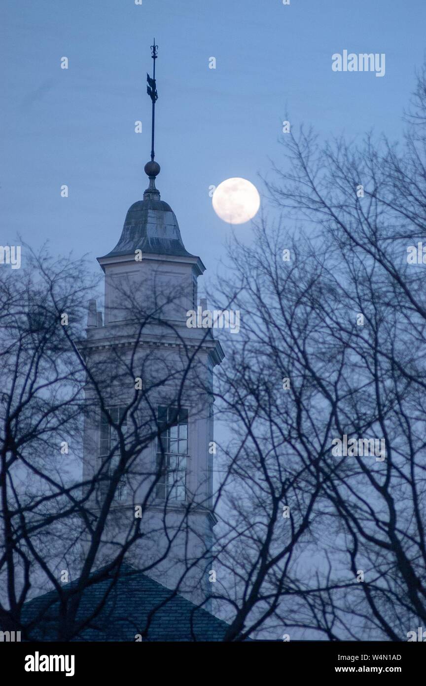 Lever de lune est visible sur le clocher d'un bâtiment sur l'Homewood Campus de l'Université Johns Hopkins à Baltimore, Maryland, le 5 mars 2004. À partir de la collection photographique de Homewood. () Banque D'Images