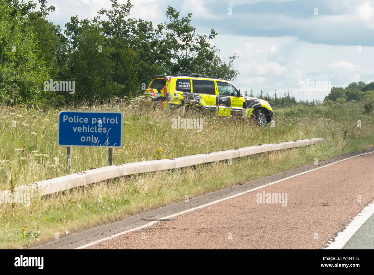 Officier de police de la circulation du véhicule sur la plate-forme d'observation sur l'autoroute britannique Banque D'Images