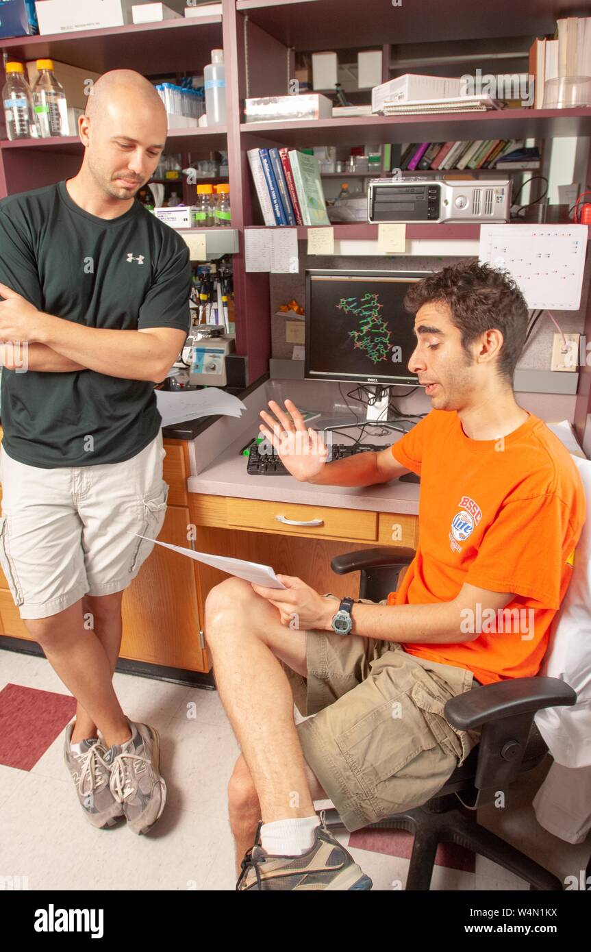 Les élèves discutent de leur travail dans un département de biophysique Jenkins lab prix à la Johns Hopkins University, Baltimore, Maryland, le 22 juillet 2008. À partir de la collection photographique de Homewood. () Banque D'Images