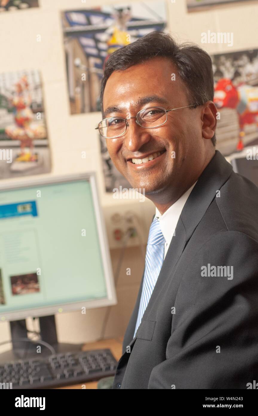 Close-up de Sayeed Choudhury, Doyen associé pour la gestion des données de la recherche à l'Université Johns Hopkins, souriant, avec sa tête se tourna face à l'appareil photo, le 6 septembre 2007. À partir de la collection photographique de Homewood. () Banque D'Images