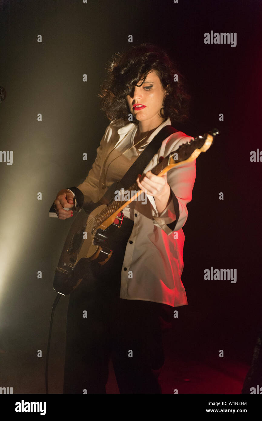 Anna Calvi effectue un concert solo au Club des métiers, Hebden Bridge, West Yorkshire 20 juillet 2019. Banque D'Images