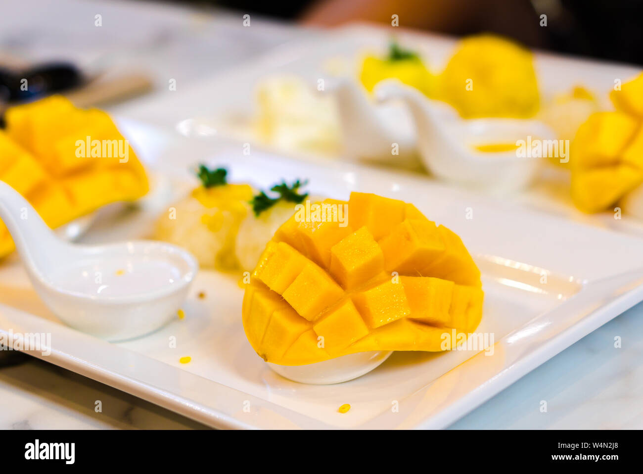 Mango sticky rice dans un plat blanc de mise au point sélectionnée avec la mangue. Banque D'Images