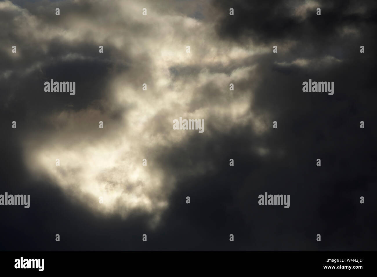 Ciel nuageux ciel sombre au crépuscule pendant les Banque D'Images