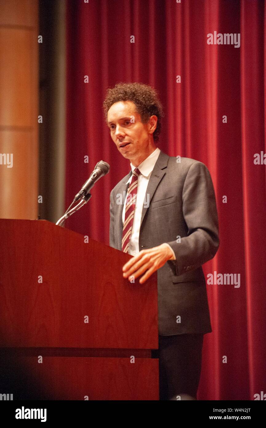 Portrait de l'auteur Malcolm Gladwell s'exprimant lors d'un Symposium S Milton Eisenhower à la Johns Hopkins University à Baltimore, Maryland, le 6 octobre 2009. À partir de la collection photographique de Homewood. () Banque D'Images