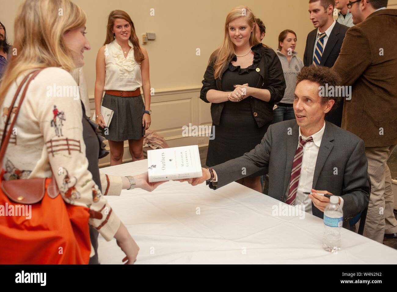 Portrait d'auteur livres Malcolm Gladwell et parler à des étudiants à la suite d'un Milton Eisenhower S Symposium à l'Université Johns Hopkins de Baltimore, Maryland, le 6 octobre 2009. À partir de la collection photographique de Homewood. () Banque D'Images