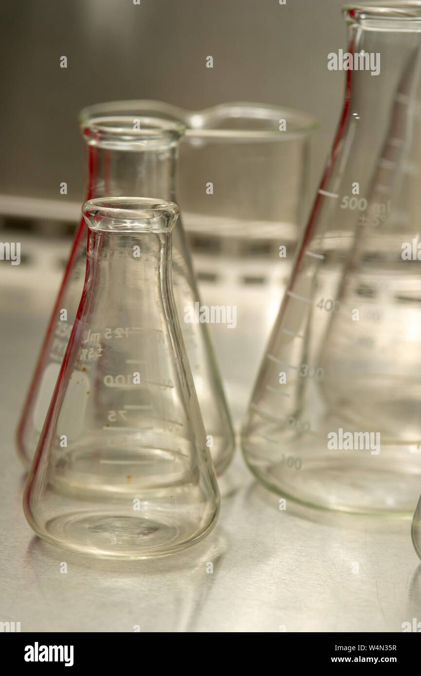 Close-up de plusieurs béchers en verre dans un laboratoire de biotechnologie à l'Université Johns Hopkins de Baltimore, Maryland, le 21 janvier 2010. À partir de la collection photographique de Homewood. () Banque D'Images