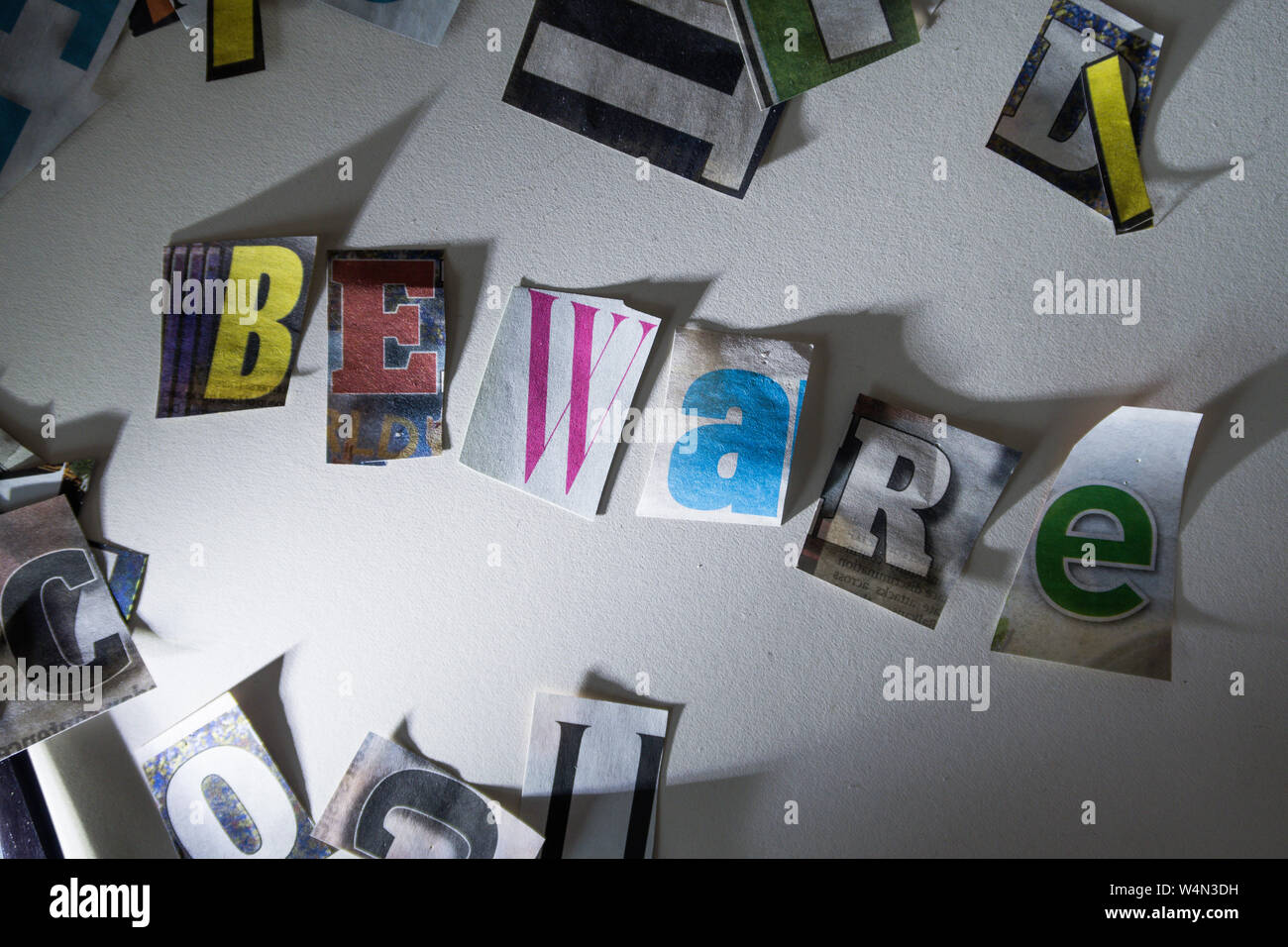 Le mot attention sur le bureau à l'aide de papier coupe-lettres dans la note de rançon effet typographie Banque D'Images