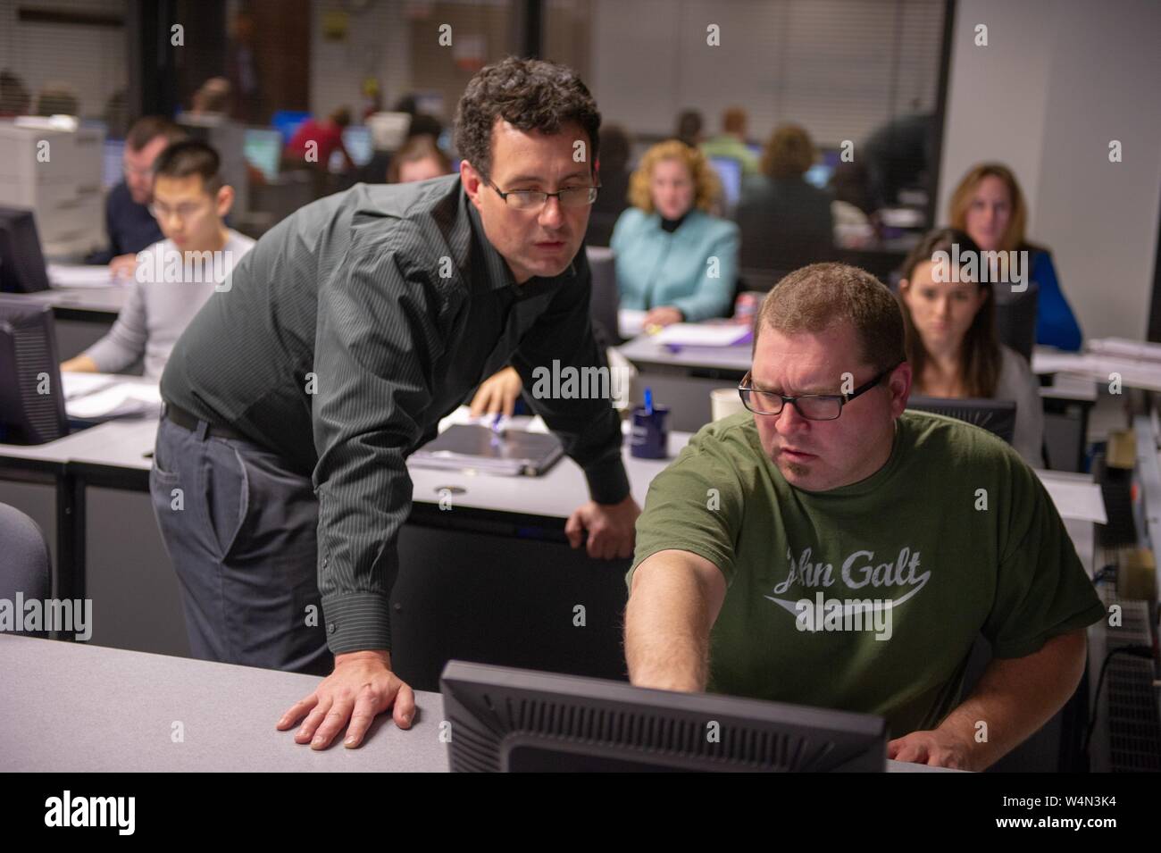 Un instructeur de la biotechnologie s'adresse à un étudiant à l'aide d'un ordinateur à l'Université Johns Hopkins de Baltimore, Maryland, le 21 janvier 2010. À partir de la collection photographique de Homewood. () Banque D'Images