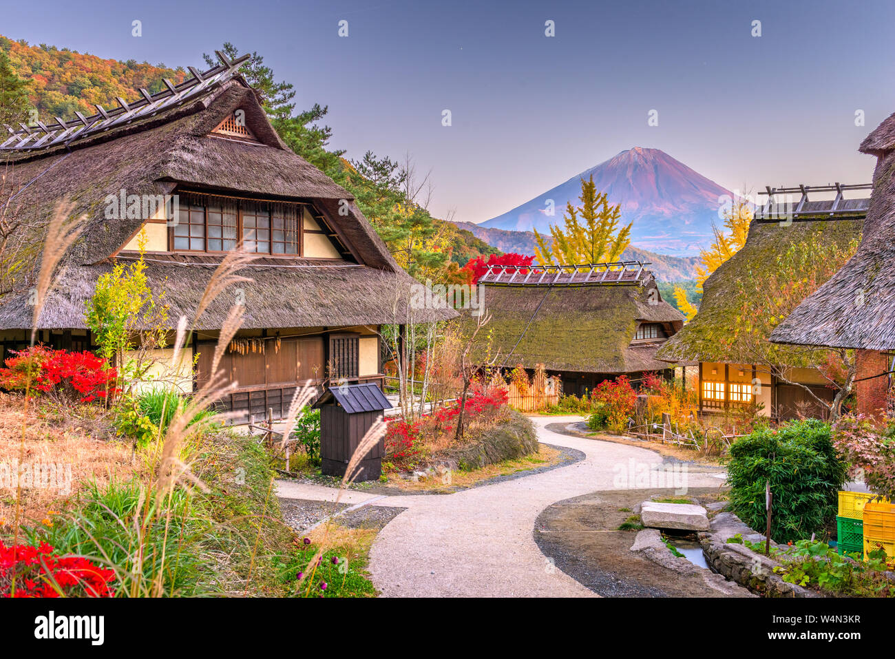 Mt. Fuji, Japon paysage d'automne avec du village japonais. Banque D'Images