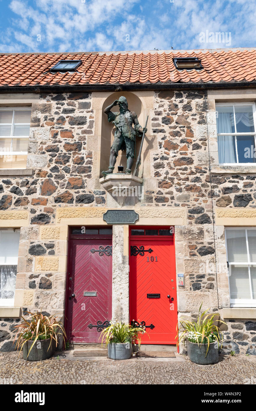 Robinson Crusoé, statue au chalet où Alexander Selkirk est né, Largo, Fife, Scotland, UK Banque D'Images