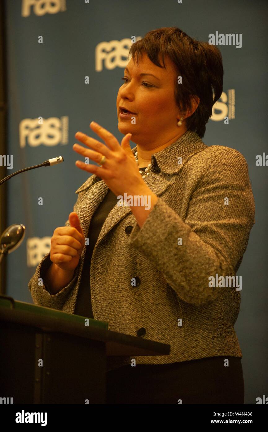 Close-up de Lisa Jackson, ingénieur chimique et administrateur, parlant d'un podium lors d'un Symposium des affaires étrangères à l'Université Johns Hopkins University, Baltimore, Maryland, le 10 mars 2010. À partir de la collection photographique de Homewood. () Banque D'Images