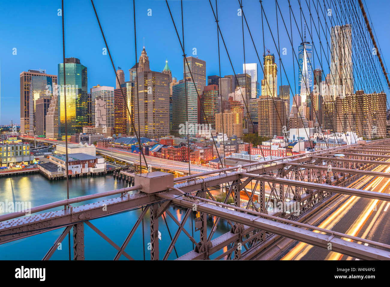 New York, USA Le Lower Manhattan skyline depuis le pont de Brooklyn. Banque D'Images