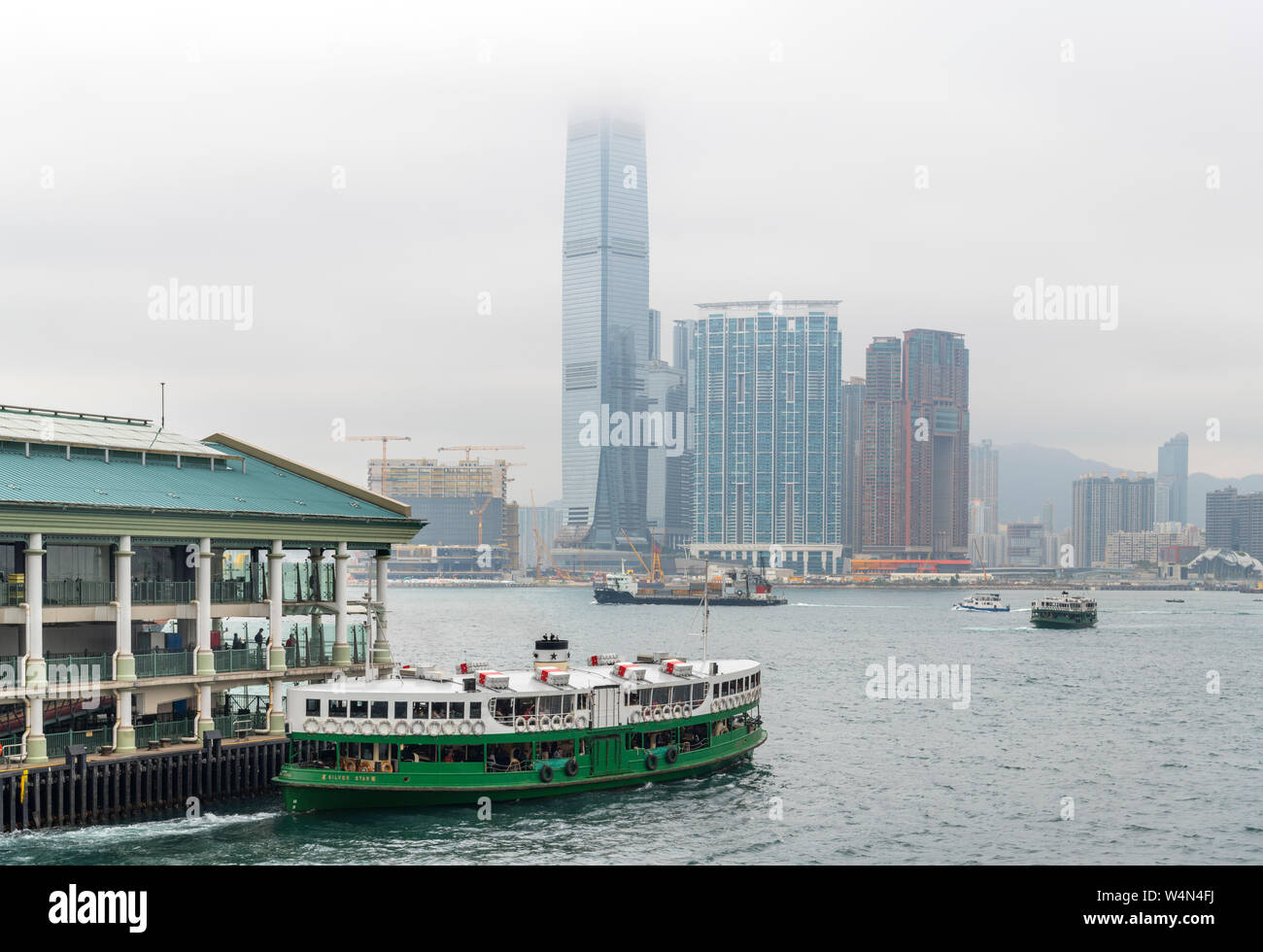 Star Ferry dans le centre de terminal de ferry sur l'île de Hong Kong à la recherche vers l'International commerce center à Kowloon, Hong Kong, Chine Banque D'Images