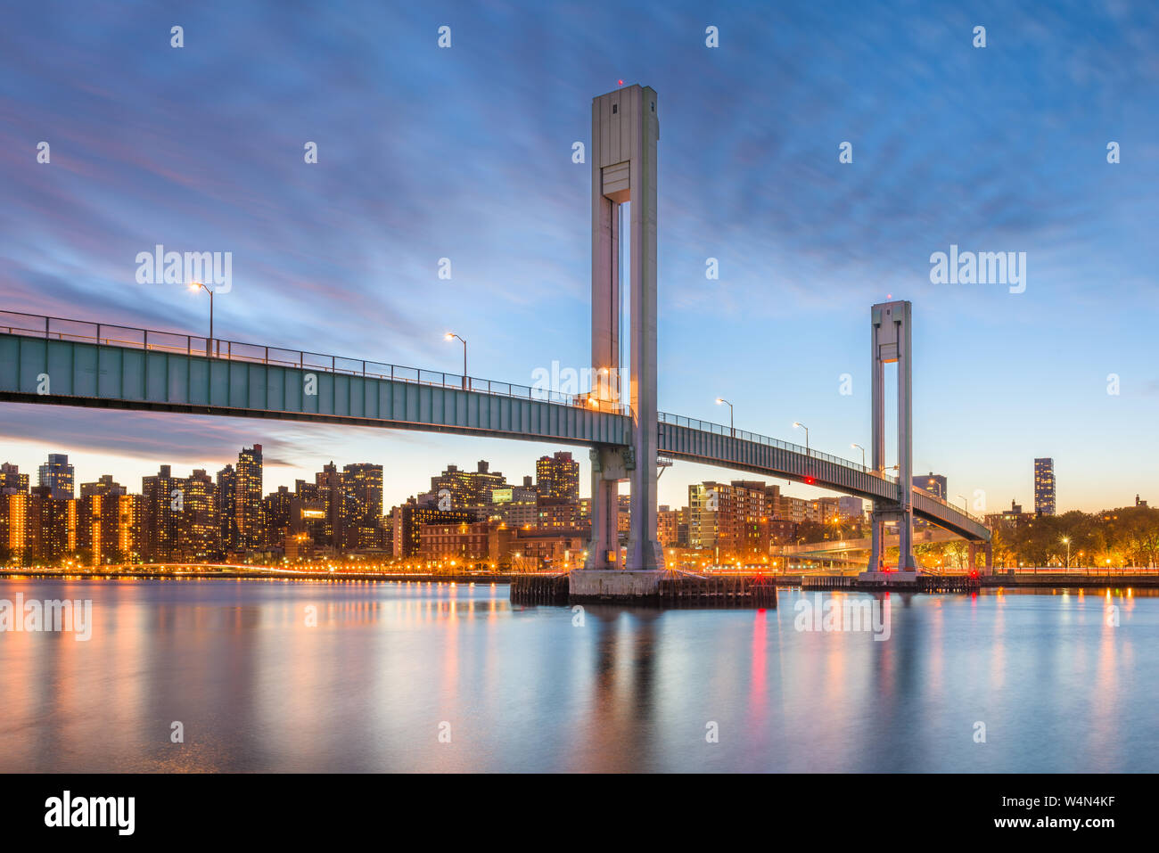 L'île de quartiers pont traversant la rivière Harlem entre l'île de Manhattan et l'île de quartiers dans la ville de New York. Banque D'Images