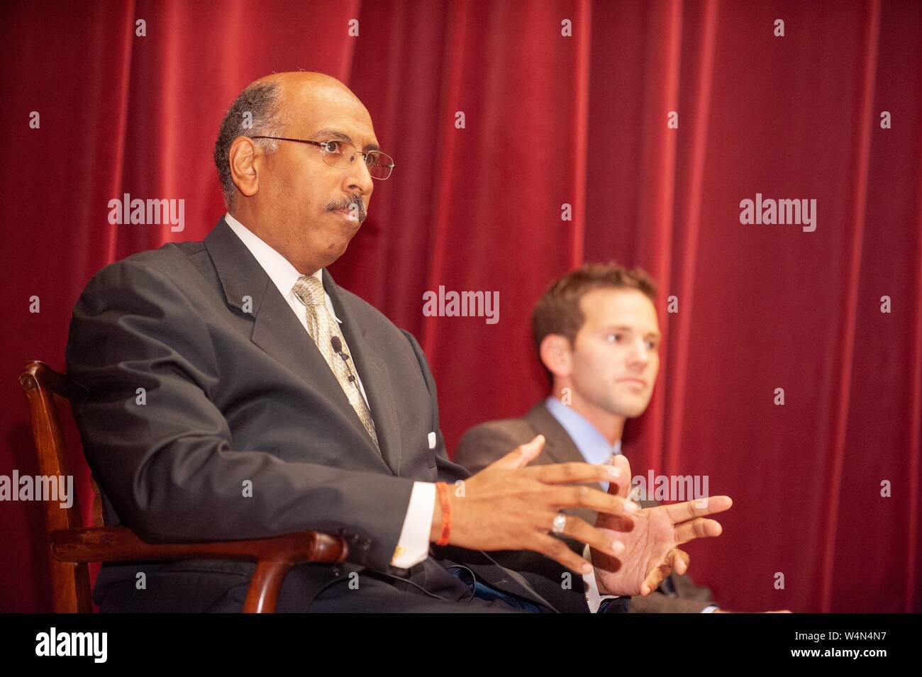 Low angle vue de profil d'anciens politiciens Michael Steele et Aaron Schock, participant à un Symposium des affaires étrangères à l'Université Johns Hopkins University, Baltimore, Maryland, le 5 novembre 2009. À partir de la collection photographique de Homewood. () Banque D'Images