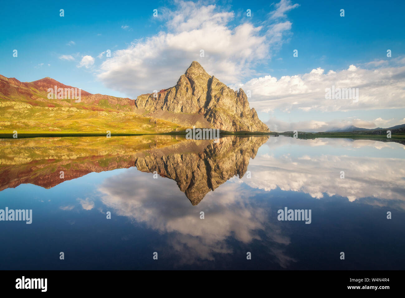 Anayet reflétée dans la montagne, lac Anayet Jaca, Huesca, Pyrénées espagnoles Banque D'Images