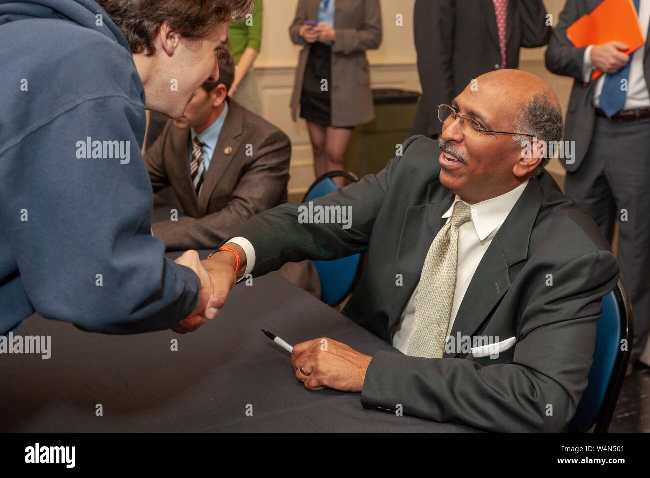 Ancien politicien Michael Steele, serrant la main d'un membre de l'auditoire, à la suite d'un Symposium des affaires étrangères à l'Université Johns Hopkins University, Baltimore, Maryland, le 5 novembre 2009. À partir de la collection photographique de Homewood. () Banque D'Images