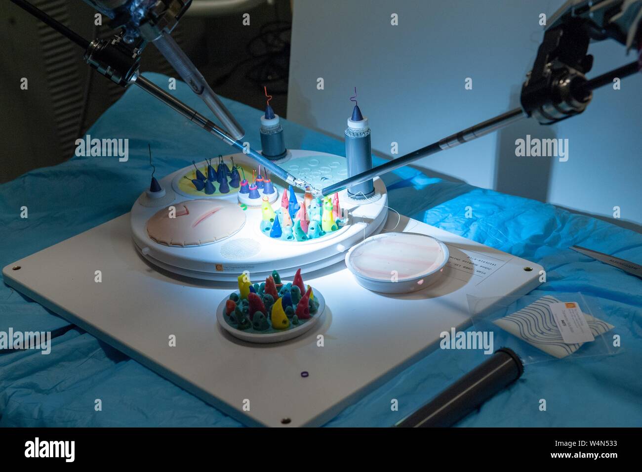 Close-up d'un système de chirurgie robotique, opérant sur un plateau d'objets, à la Johns Hopkins University, Baltimore, Maryland, Décembre, 2009. À partir de la collection photographique de Homewood. () Banque D'Images
