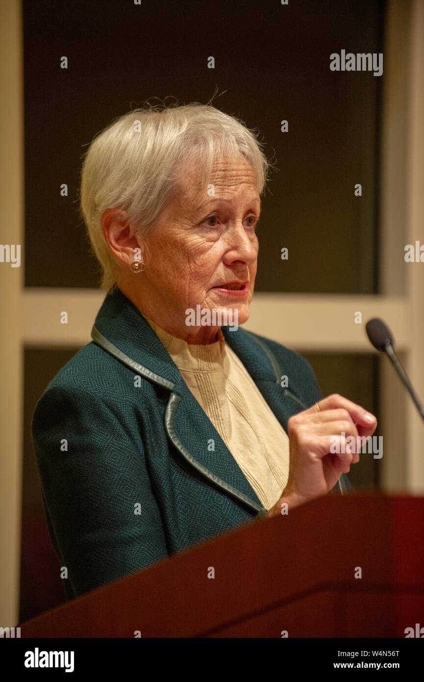 Profil partiel close-up de Nancy Kassebaum, Kansas, homme politique, parlant d'un podium lors d'un symposium de Milton Eisenhower s à la Johns Hopkins University, Baltimore, Maryland, le 26 octobre 2010. À partir de la collection photographique de Homewood. () Banque D'Images