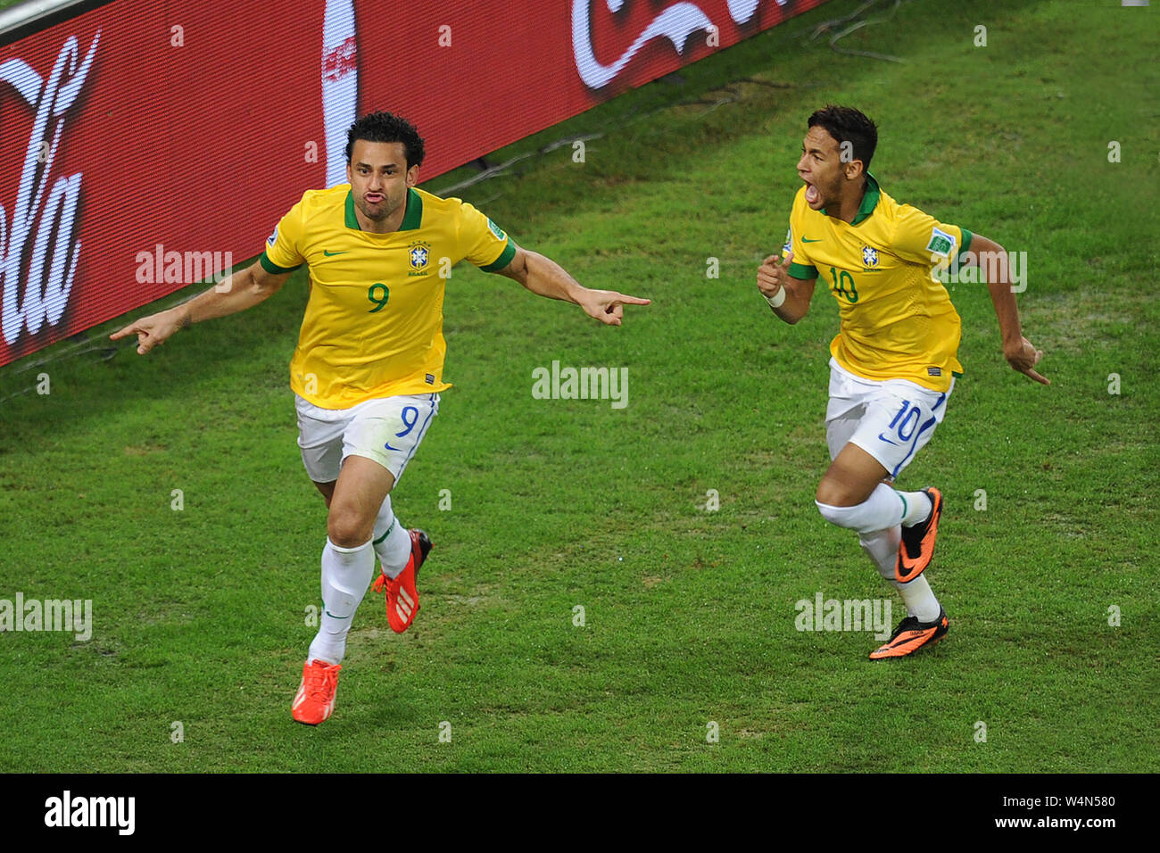 Les joueurs de football de l'équipe brésilienne, Neymar, Fred et célébrer l'objectif pendant le match Brésil vs Espagne en finale des confédérations Cu Banque D'Images