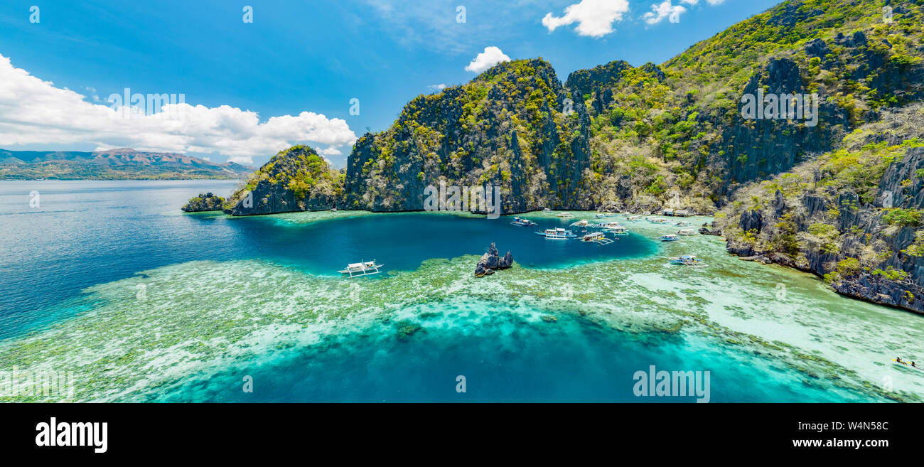 Vue aérienne de beaux lagons et falaises calcaires de Coron, Palawan, Philippines Banque D'Images