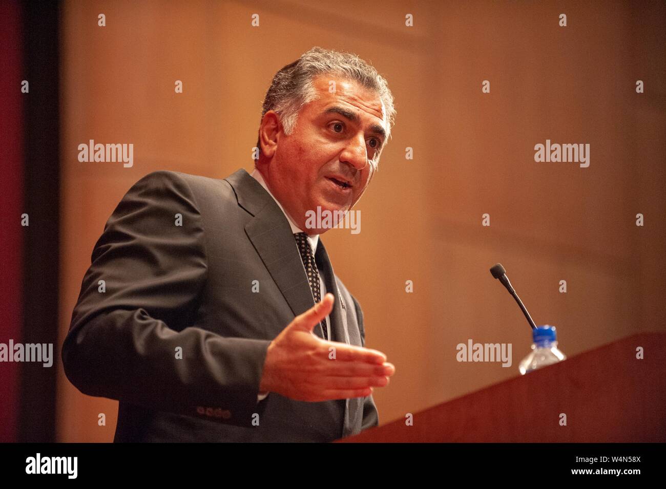 Faible angle close-up de Reza Pahlavi, Prince héritier d'Iran, parlant d'un podium lors d'un symposium de Milton Eisenhower s à la Johns Hopkins University, Baltimore, Maryland, le 12 octobre 2010. À partir de la collection photographique de Homewood. () Banque D'Images