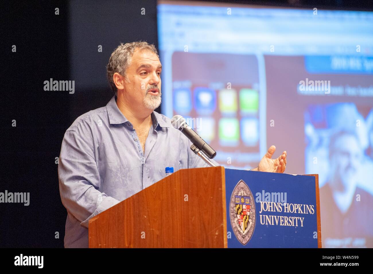 Trois-quart Vue de profil de Jon Landau, producteur du film, s'exprimant au cours d'un symposium de Milton Eisenhower s à la Johns Hopkins University, Baltimore, Maryland, le 21 octobre 2010. À partir de la collection photographique de Homewood. () Banque D'Images