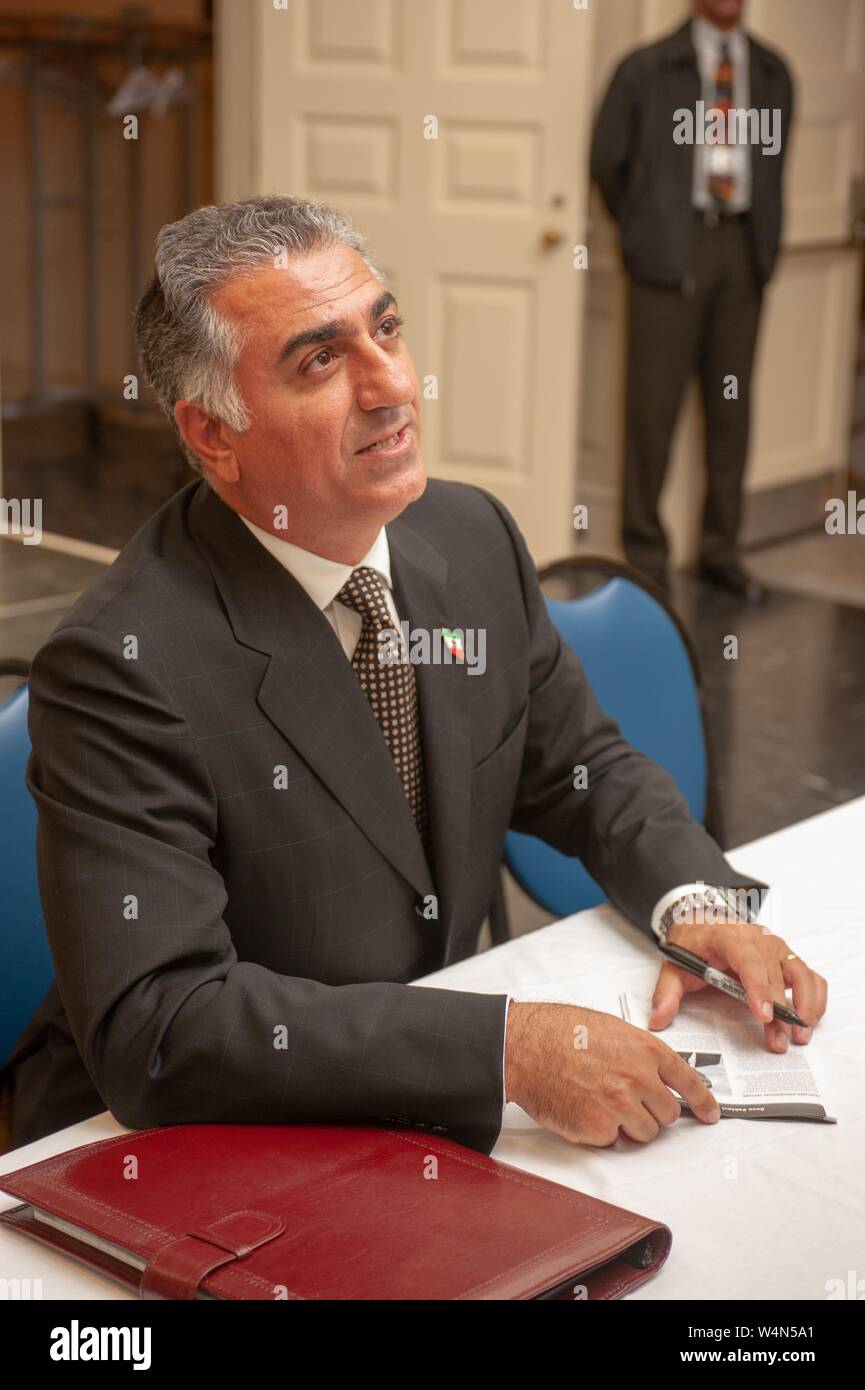 Un grand angle vue de Reza Pahlavi, Prince héritier d'Iran, parlant avec une présence de l'appareil photo lors d'un symposium de Milton Eisenhower s à la Johns Hopkins University, Baltimore, Maryland, le 12 octobre 2010. À partir de la collection photographique de Homewood. () Banque D'Images