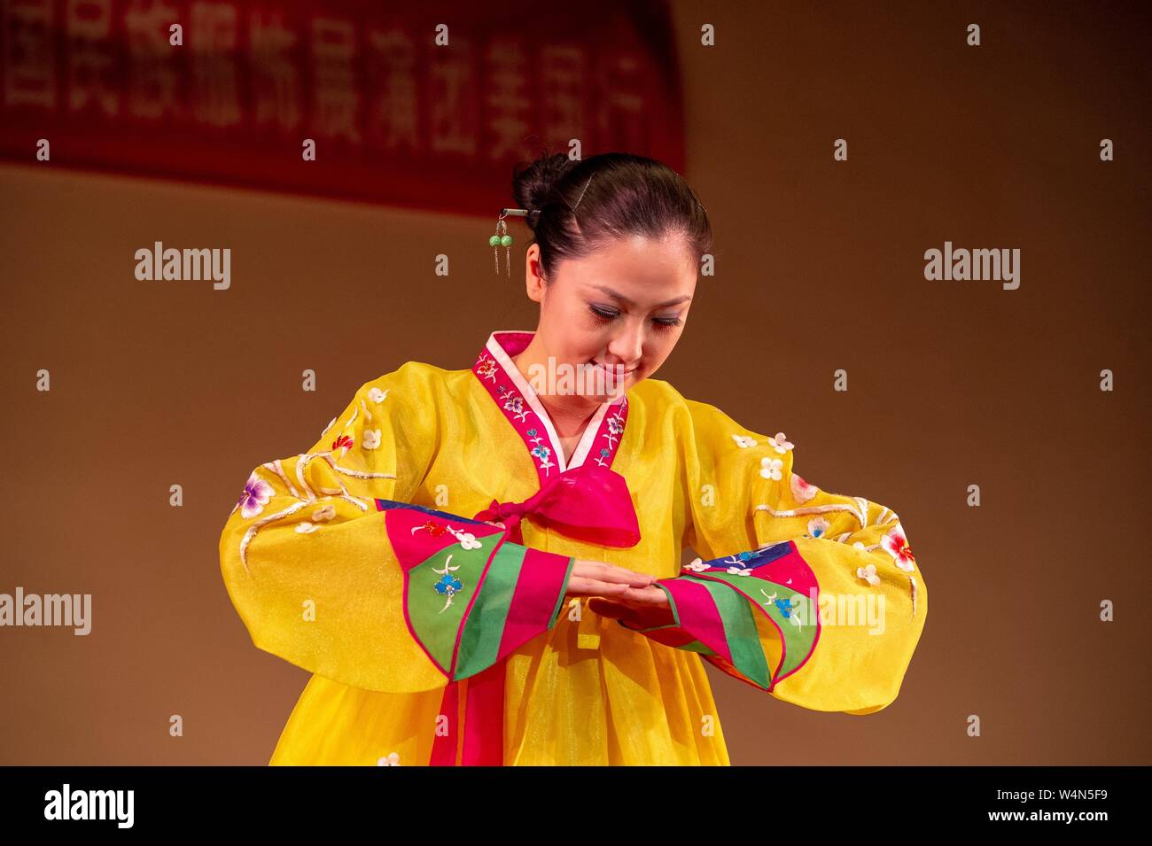 En costume d'un danseur de la troupe de danse, la Chine coloré arcs au cours d'une performance à un symposium de Milton Eisenhower s à la Johns Hopkins University, Baltimore, Maryland, le 28 octobre 2010. À partir de la collection photographique de Homewood. () Banque D'Images