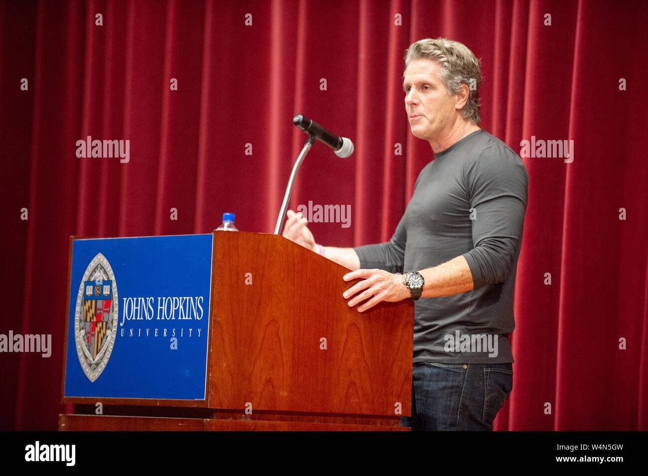 Voir le profil de trois-quarts de Donny Deutsch, professionnel du marketing et personnalité de la télévision, de parler à un colloque S Milton Eisenhower à la Johns Hopkins University, Baltimore, Maryland, le 9 novembre 2010. À partir de la collection photographique de Homewood. () Banque D'Images