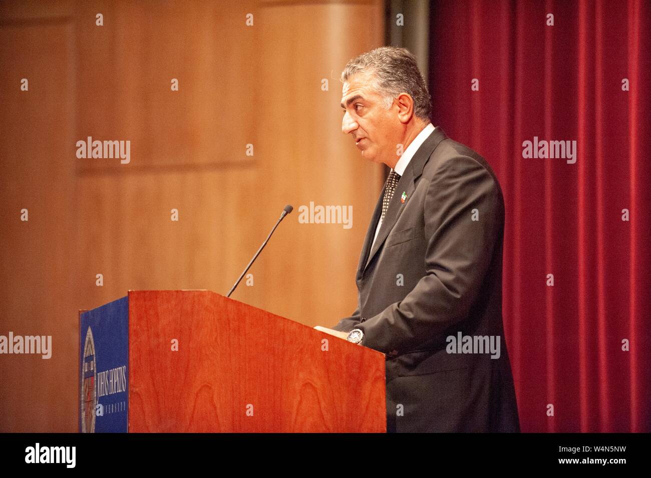 Voir le profil de Reza Pahlavi, Prince héritier d'Iran, parlant d'un podium lors d'un symposium de Milton Eisenhower s à la Johns Hopkins University, Baltimore, Maryland, le 12 octobre 2010. À partir de la collection photographique de Homewood. () Banque D'Images