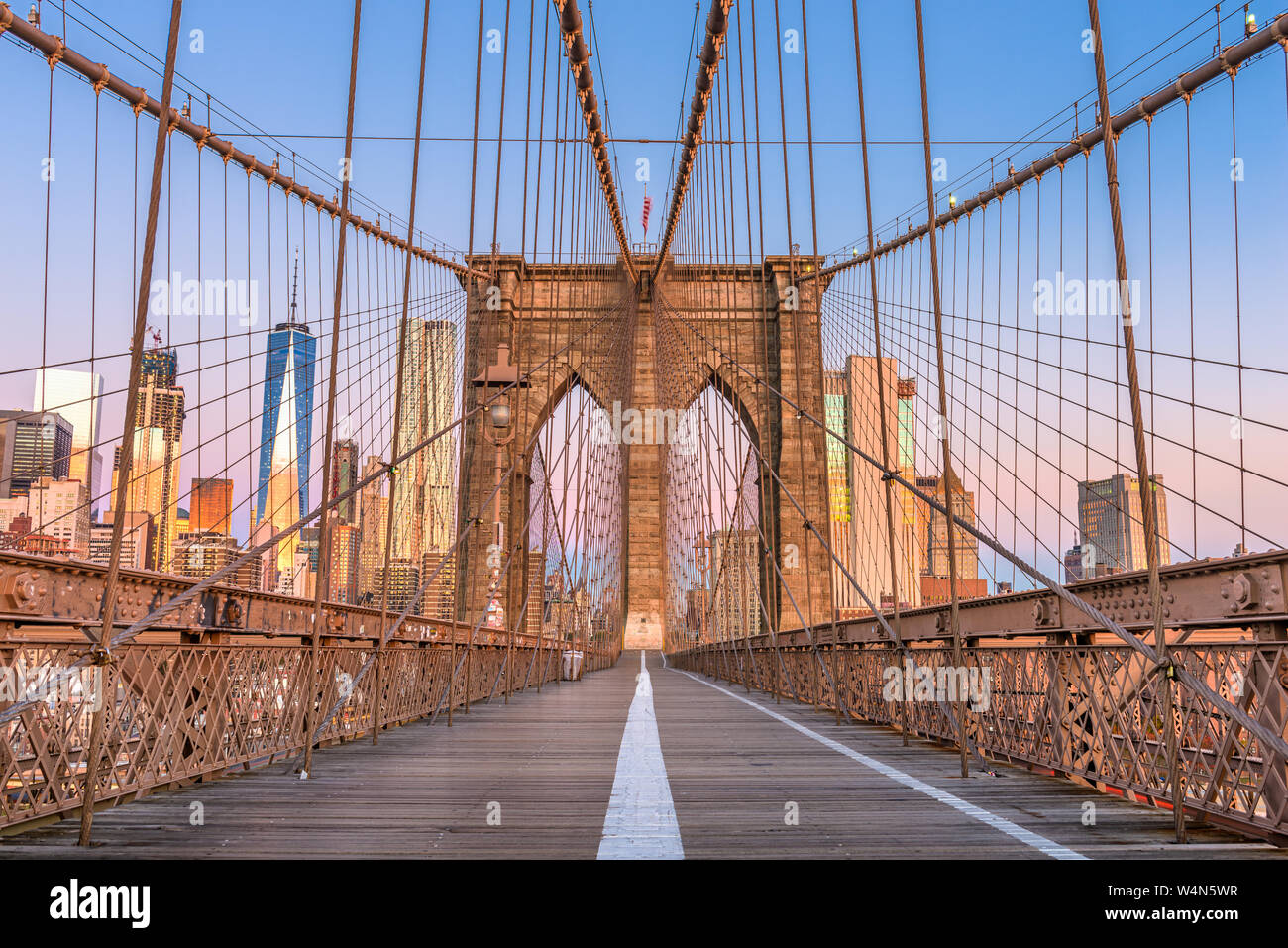 Pont de Brooklyn Promenade avec le New York City skyline. Banque D'Images