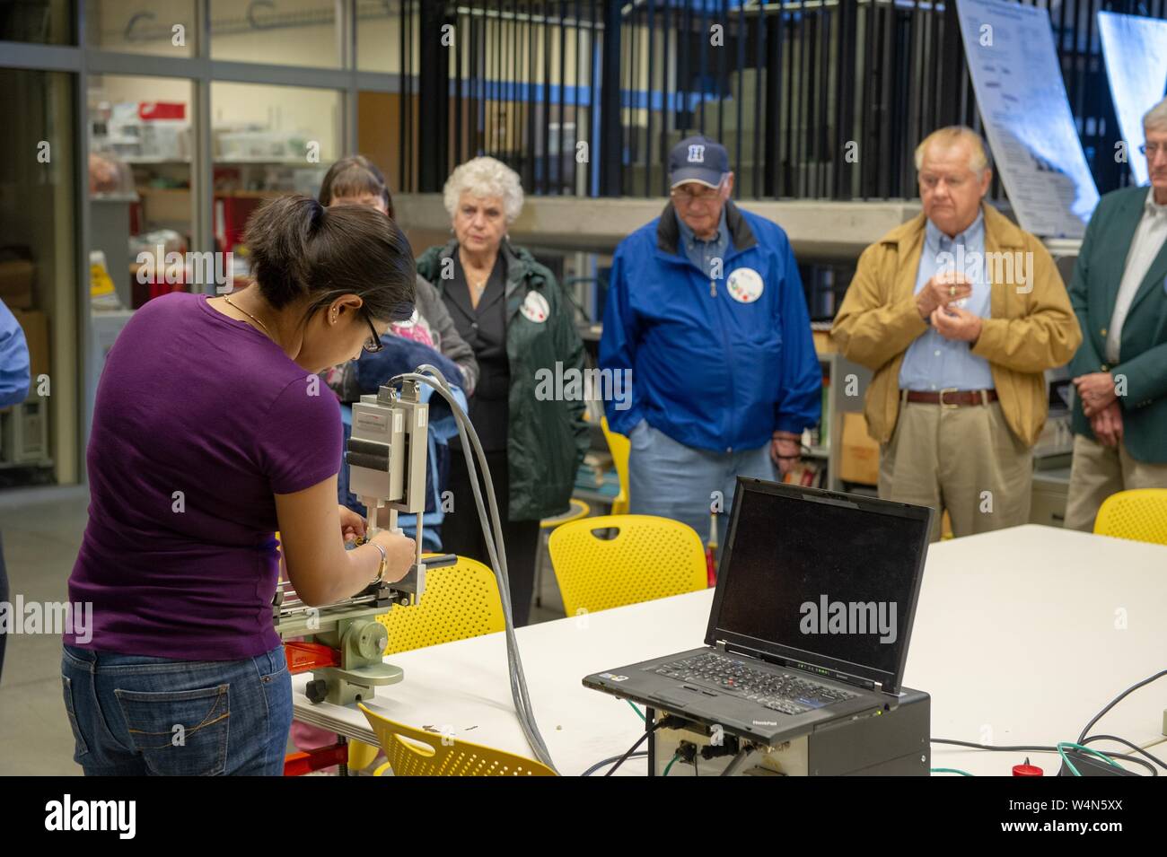 Une personne démontre l'équipement d'un laboratoire de développement de la robotique, pour une visite de travail à l'Université Johns Hopkins, Baltimore, Maryland, le 10 avril 2010. À partir de la collection photographique de Homewood. () Banque D'Images