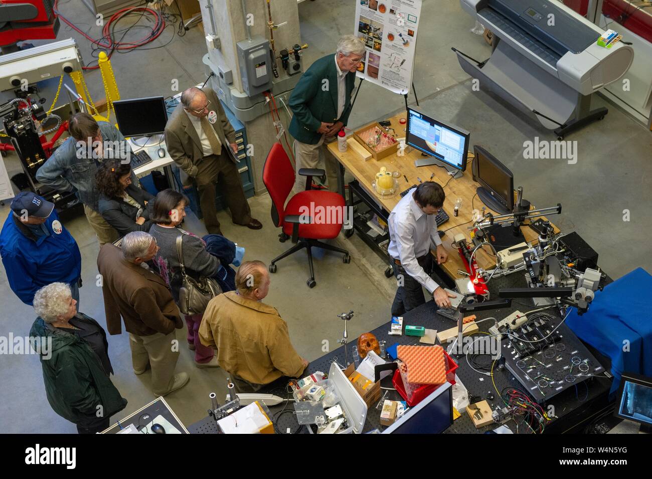 Vue d'ensemble de personnes visiter un laboratoire de développement de la robotique dans la Whiting School of Engineering de l'Université Johns Hopkins, Baltimore, Maryland, le 10 avril 2010. À partir de la collection photographique de Homewood. () Banque D'Images