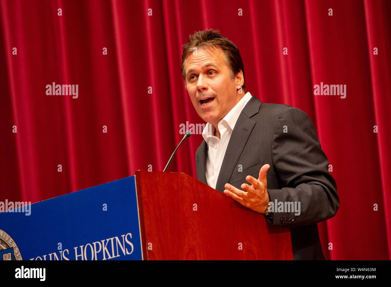 D'ANGLE Richard Roeper, chroniqueur et critique de cinéma, parlant d'un podium lors d'un symposium de Milton Eisenhower s à la Johns Hopkins University, Baltimore, Maryland, le 5 octobre 2010. À partir de la collection photographique de Homewood. () Banque D'Images