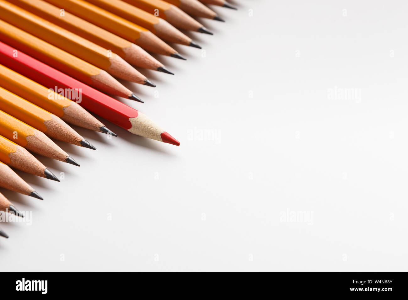 Crayon rouge menant classiques sur fond blanc Banque D'Images