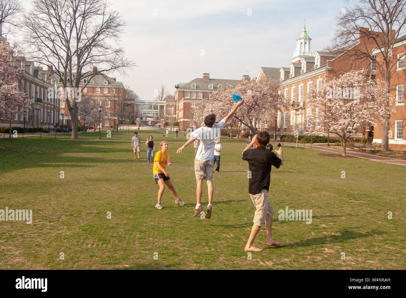 Un élève saute en l'air pour attraper un frisbee en jouant avec les autres étudiants du Homewood Campus de l'Université Johns Hopkins de Baltimore, Maryland, le 31 mars 2006. À partir de la collection photographique de Homewood. () Banque D'Images