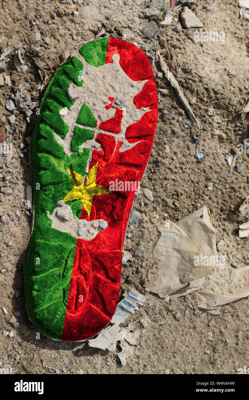 Le drapeau du Burkina Faso est représenté sur l'unique d'un vieux coffre. Concept de l'écologie avec la pollution par les déchets ménagers et industriels. Banque D'Images