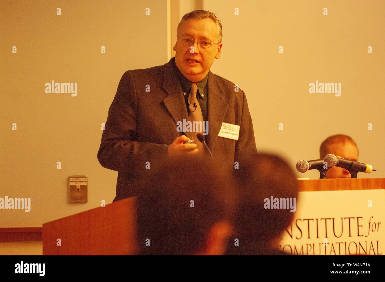 Plan moyen de Raimond Winslow, Directeur de l'Institut de médecine numérique, s'exprimant lors d'un événement à l'Université Johns Hopkins University, Baltimore, Maryland, le 20 février 2006. À partir de la collection photographique de Homewood. () Banque D'Images