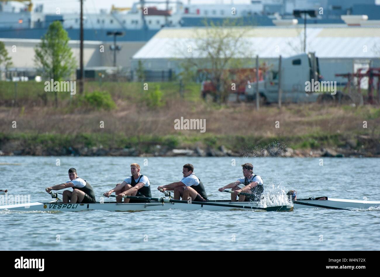 Rameurs dans un shell de course Voile concurrence dans un équipage de la Johns Hopkins University invitational à Baltimore, Maryland, le 4 janvier 2003. À partir de la collection photographique de Homewood. () Banque D'Images