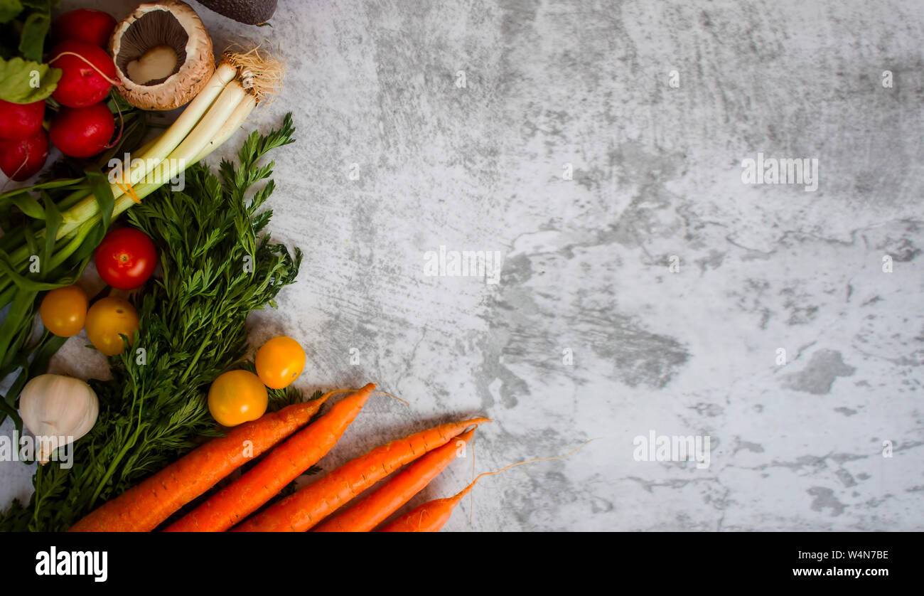 Fraîche et saine différents types de légumes sur la surface grise. Banque D'Images