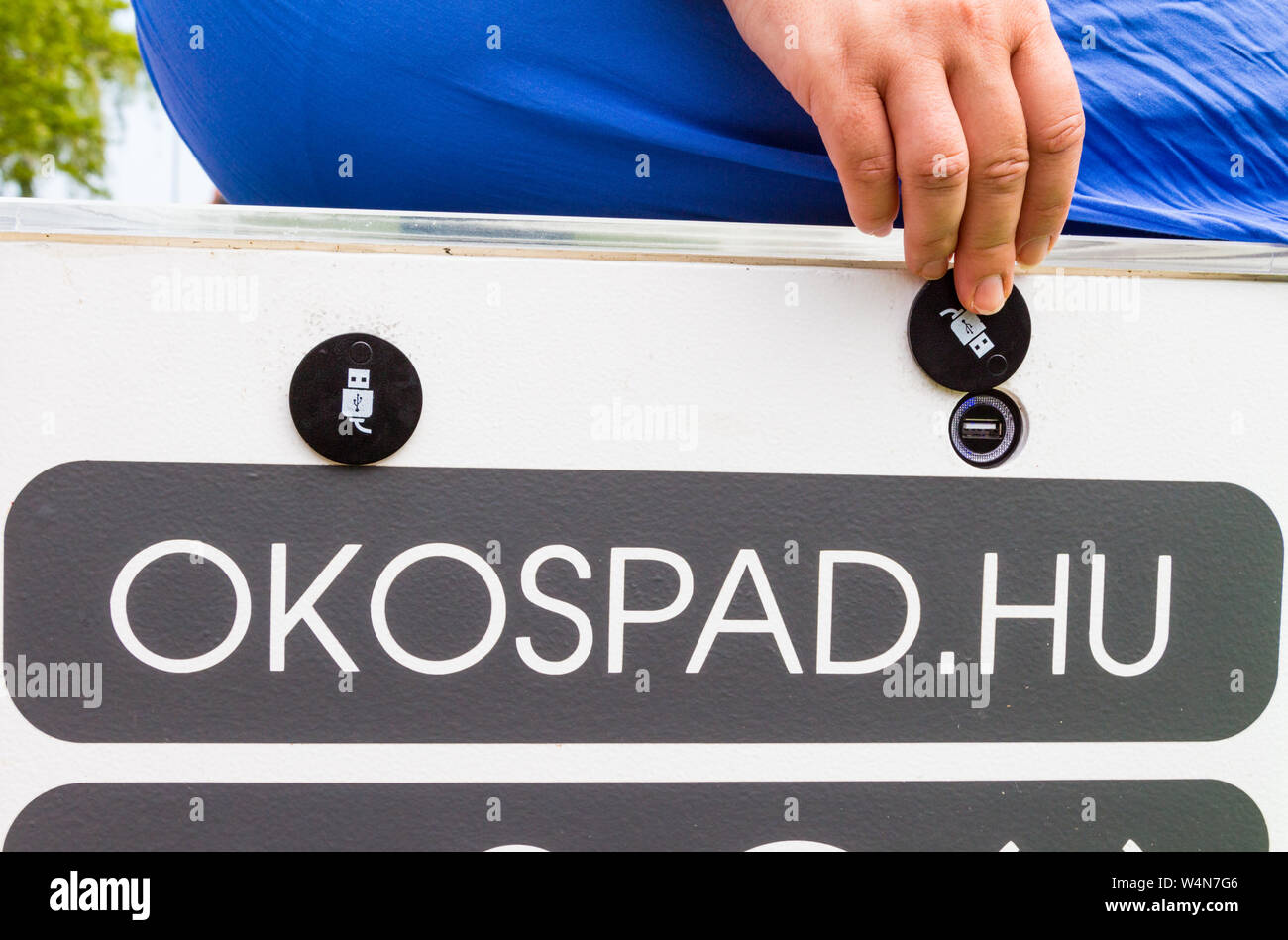 Inclut des ports USB de banc intelligents à énergie solaire à la plage de Balaton, en Hongrie Banque D'Images