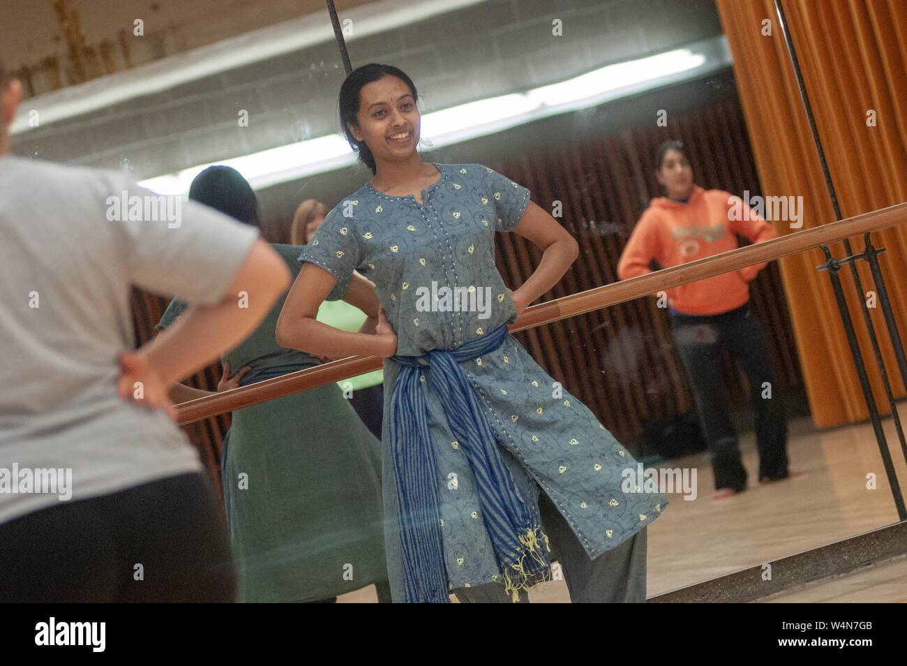 Les gens de l'angle, dans une chambre en miroir, de l'apprentissage de danses classiques indiennes au cours de l'Intersession de la John Hopkins University, Baltimore, Maryland, le 12 janvier 2006. À partir de la collection photographique de Homewood. () Banque D'Images