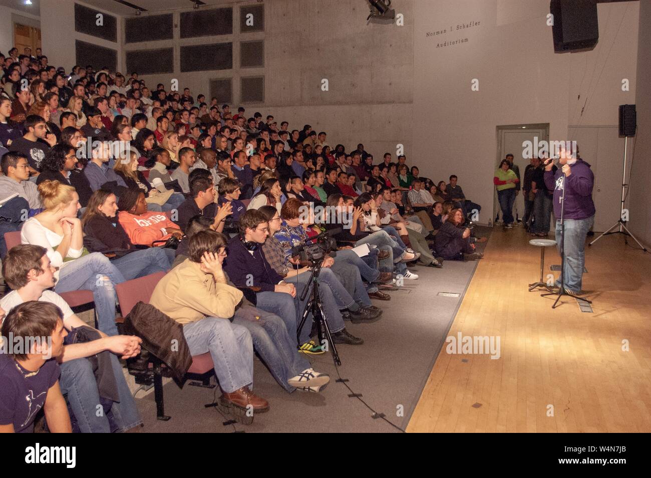 Un public de regarder une personne parlant dans un micro, à la Norman JE Schafler Auditorium de l'Université Johns Hopkins, Baltimore, Maryland, le 27 janvier 2006. À partir de la collection photographique de Homewood. () Banque D'Images Un public de regarder une personne parlant dans un micro, à la Norman JE Schafler Auditorium de l'Université Johns Hopkins, Baltimore, Maryland, le 27 janvier 2006. À partir de la collection photographique de Homewood. () Banque D'Images