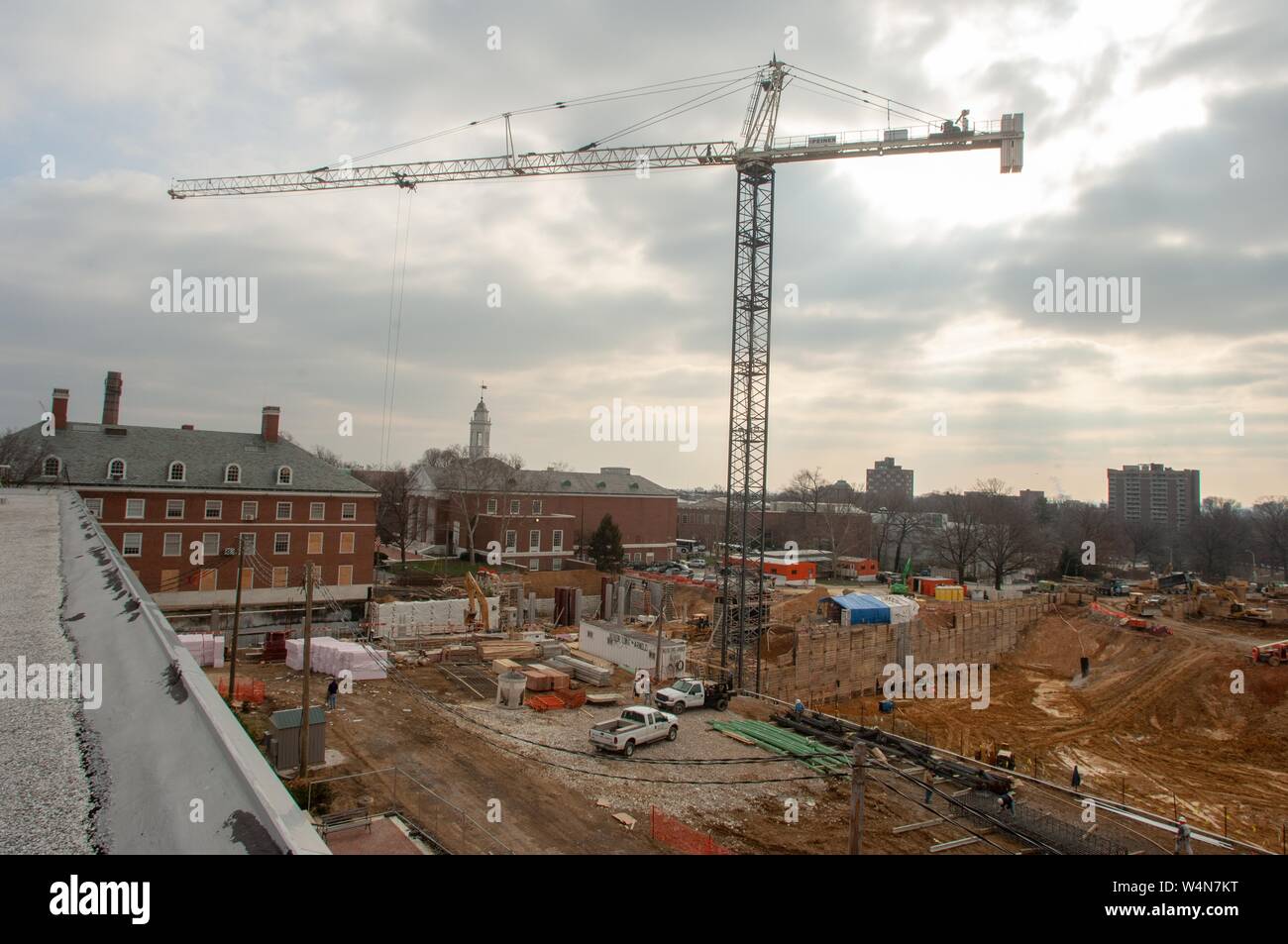 D'un grand angle de vue, sur l'image, d'une grue, des camions, et de l'équipement, à un chantier boueux à la Johns Hopkins University, Baltimore, Maryland, Février, 2006. À partir de la collection photographique de Homewood. () Banque D'Images