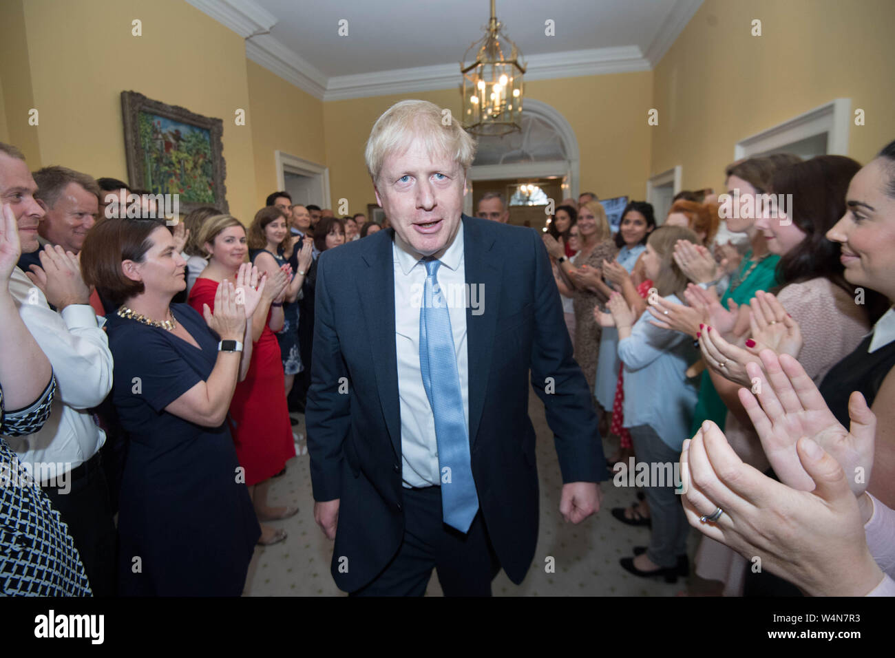 Premier ministre Boris Johnson est applaudi dans 10 Downing Street par le personnel après avoir vu la reine Elizabeth II et d'accepter son invitation à devenir premier ministre et de former un nouveau gouvernement. Banque D'Images