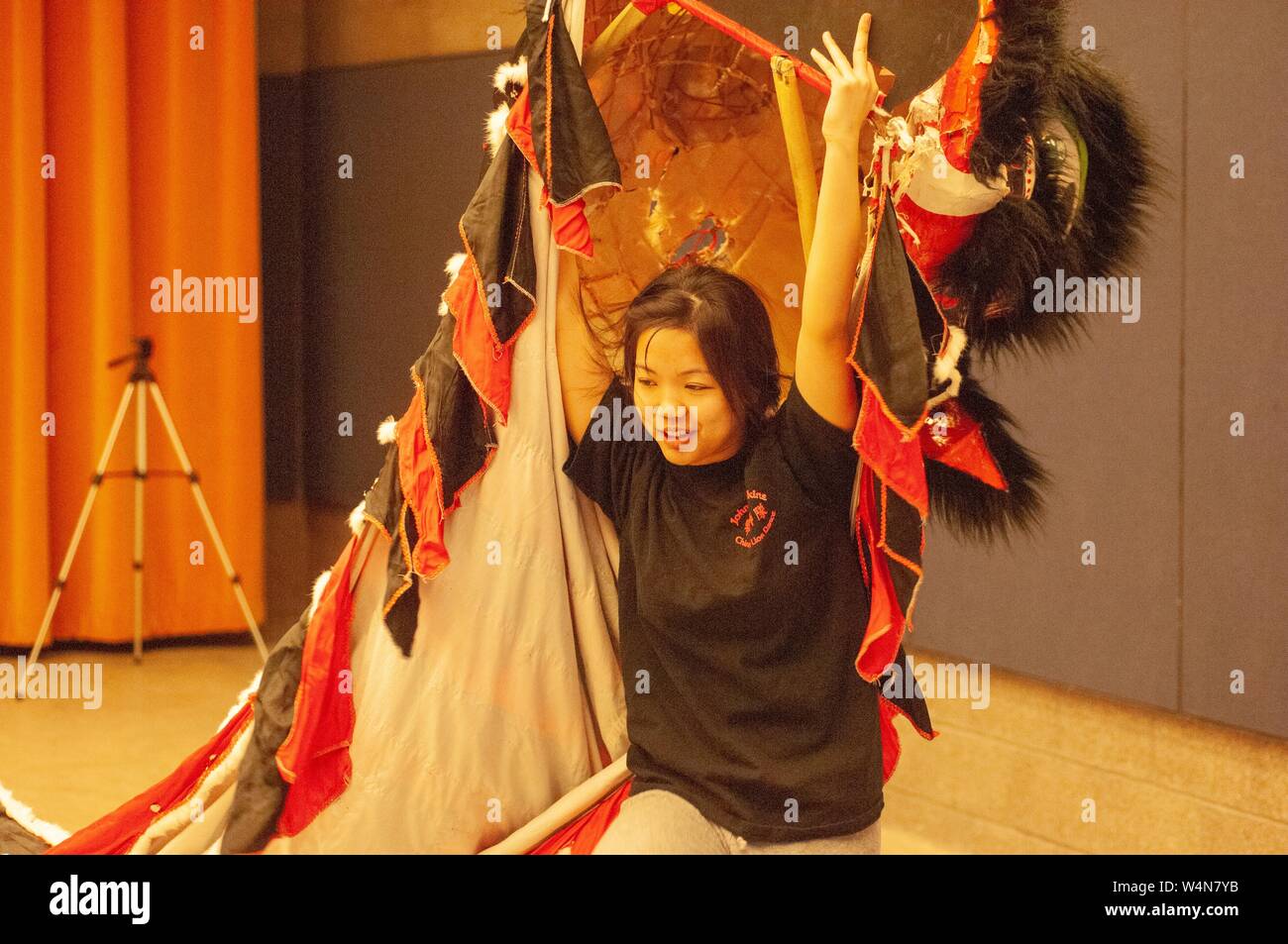 Un artiste interprète ou exécutant est titulaire d'une partie d'un costume de Lion Chinois, à l'Université Johns Hopkins University, Baltimore, Maryland, le 11 février 2006. À partir de la collection photographique de Homewood. () Banque D'Images