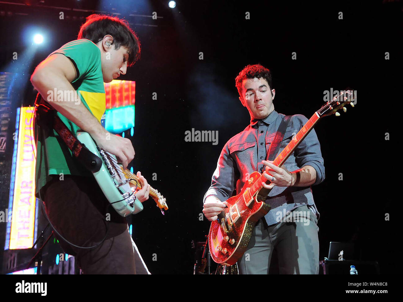 Rio de Janeiro, le 12 mars 2013. Kevin Jonas des Jonas Brothers avec les musiciens au cours de son spectacle à la Citibank Hall à Rio de Janeiro, Brésil. Banque D'Images