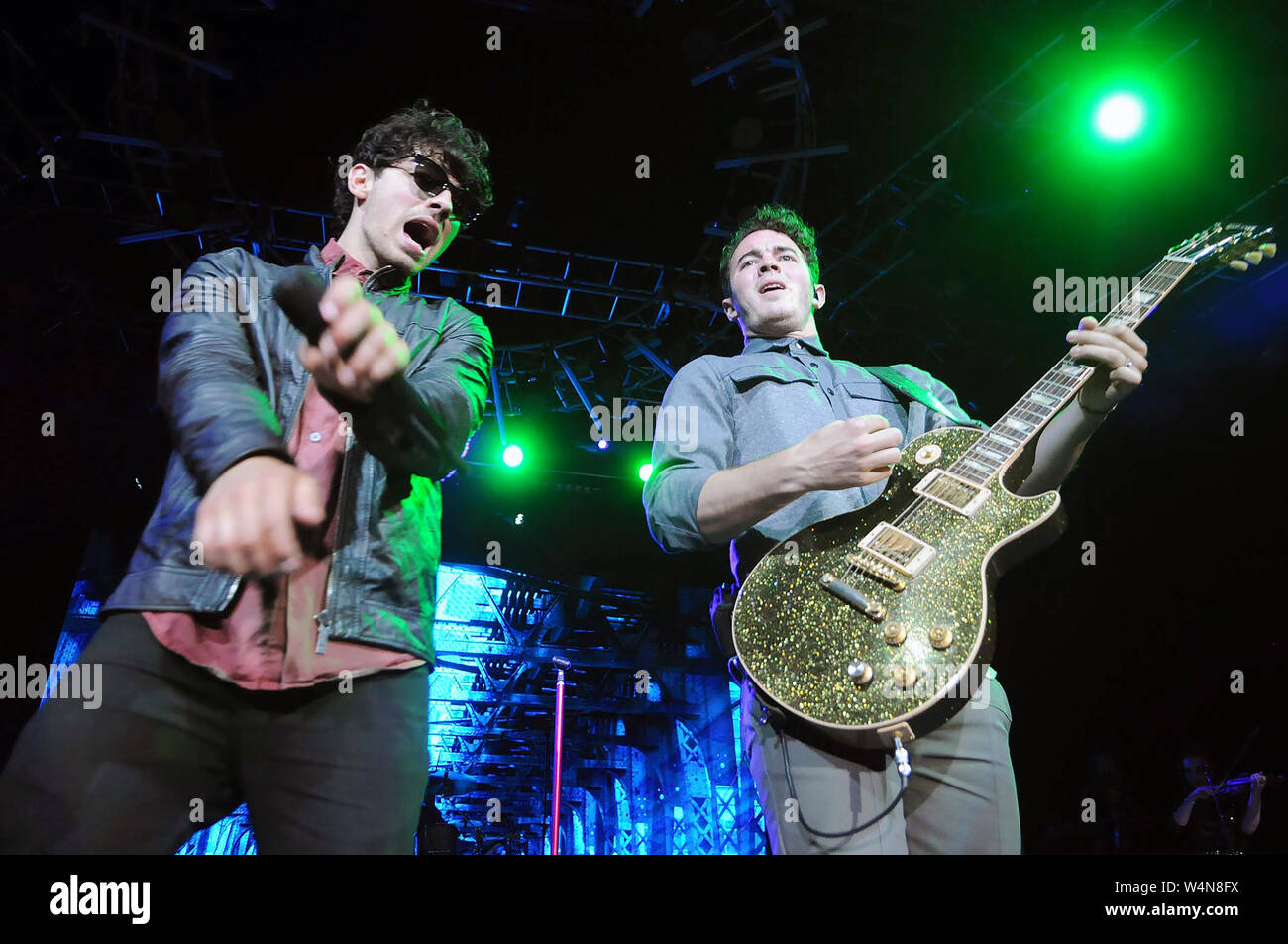 Le chanteur Nick Jonas , Joe Jonas du groupe Jonas Brothers avec les musiciens, au cours de son spectacle à la Citibank Hall à Rio de Janeiro, Brésil. Banque D'Images